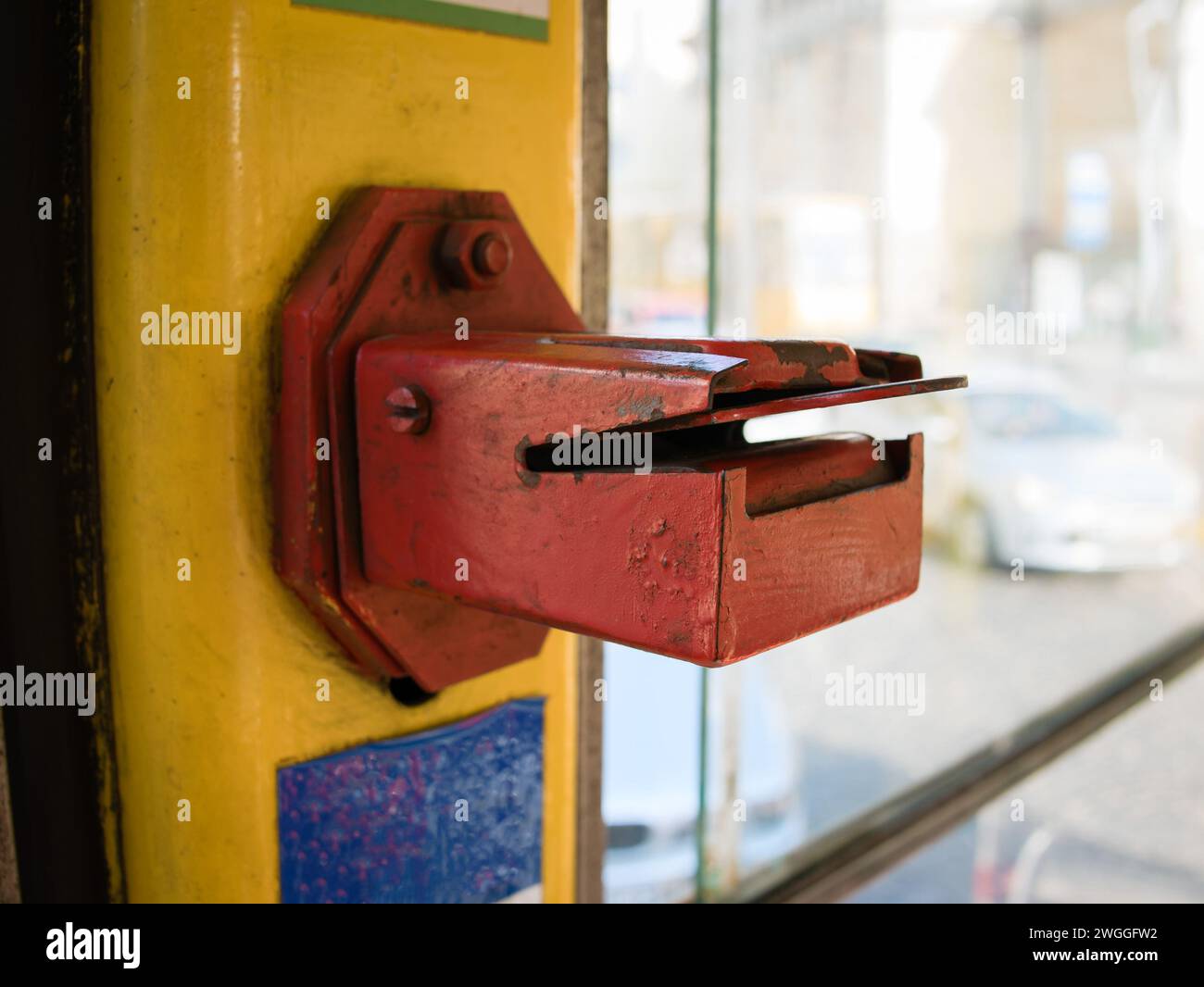 Nahaufnahme eines alten Punchers (Komposter) für Straßenbahnfahrkarten an einem sonnigen Tag Stockfoto