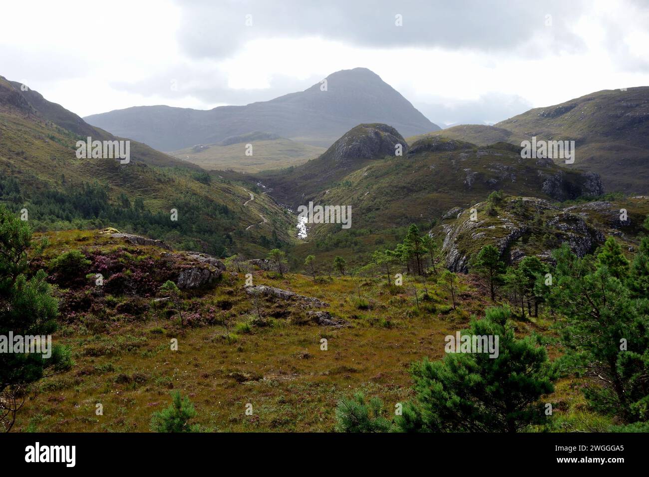 Die Track & Abhainn a' Gharbh Chore Gorge bis zum Scottish Mountain Corbett 'Beinn an Eoin' in Wester Ross, North West Highlands, Schottland, Großbritannien. Stockfoto