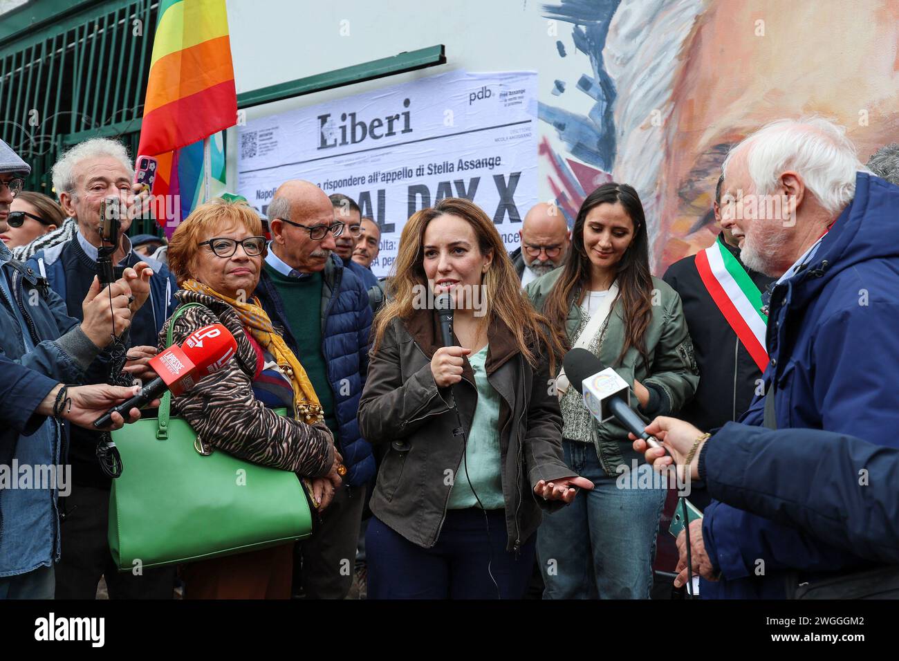 Stella Moris (Mitte), Ehefrau von Julian Assange, mit den örtlichen Behörden bei der Einweihung eines Wandgemäldes, das der Straßenkünstler ihrem Mann gewidmet hat Stockfoto