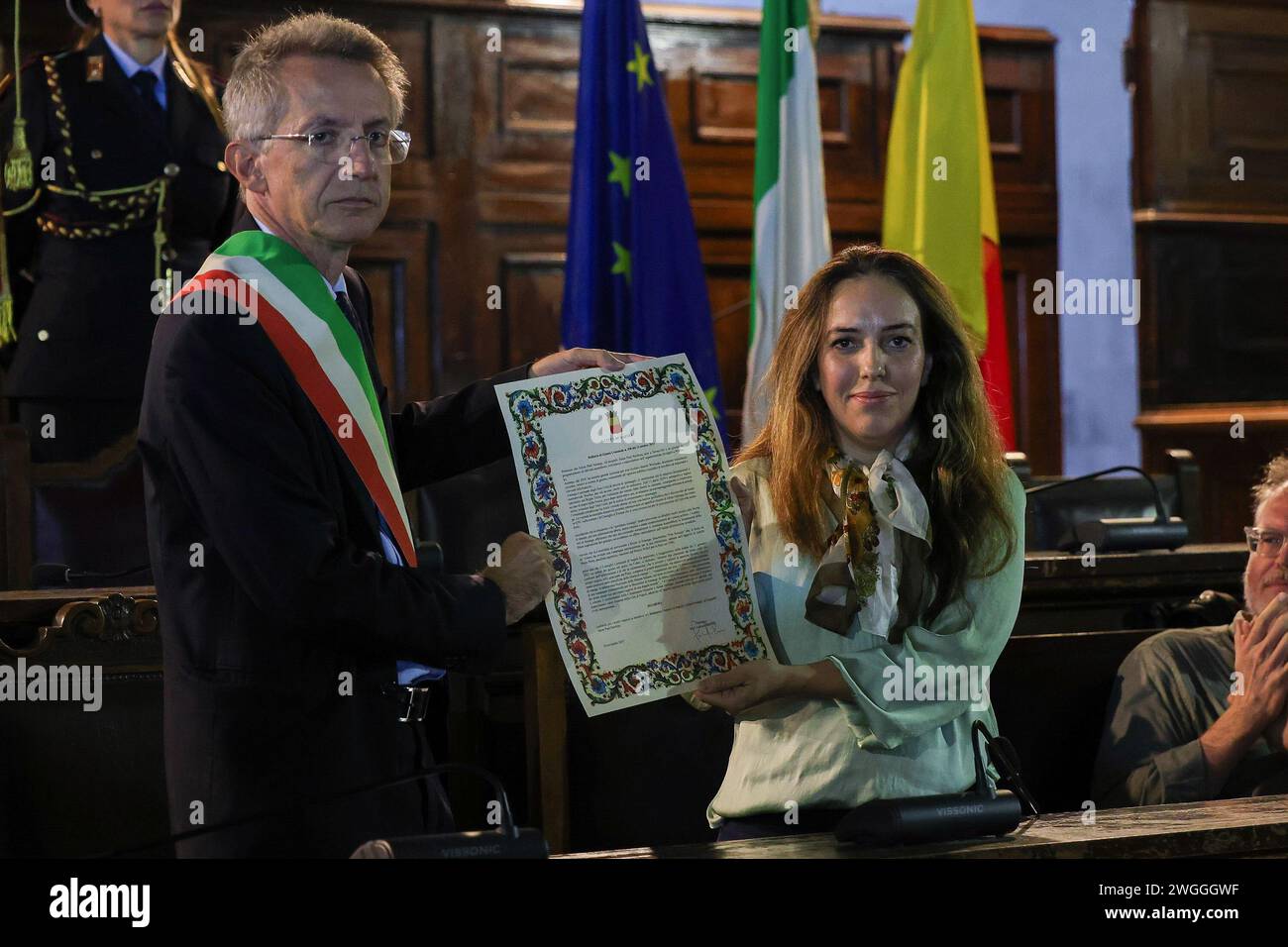 Der Bürgermeister von Neapel Gaetano Manfredi überreicht Stella Moris das Pergament für die Verleihung der Ehrenbürgerschaft von Neapel an Julian Assange. Stockfoto