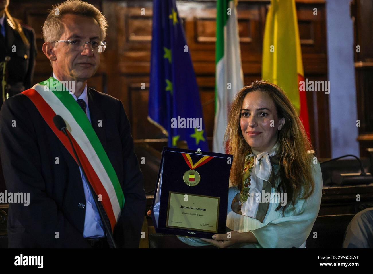 Der Bürgermeister von Neapel Gaetano Manfredi überreicht Stella Moris die Gedenktafel zur Verleihung der Ehrenbürgerschaft von Neapel an Julian Assange. Stockfoto