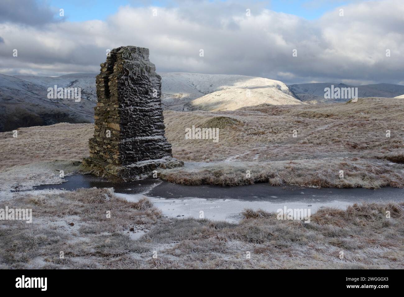 The Icy Survey Post in der Nähe des Gipfels des Wainwright „Tarn Crag“ Longsleddale, Lake District National Park, Cumbria, England, Großbritannien. Stockfoto