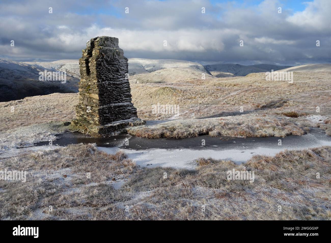The Icy Survey Post in der Nähe des Gipfels des Wainwright „Tarn Crag“ Longsleddale, Lake District National Park, Cumbria, England, Großbritannien. Stockfoto