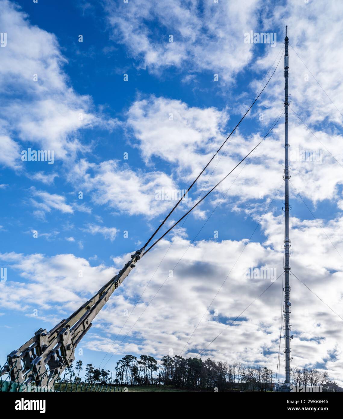 Ankerkabel des Mast der Mendip-Sendestation auf dem Pen Hill über Wells in Somerset UK – der Mast ist 293 m oder 961 ft hoch Stockfoto