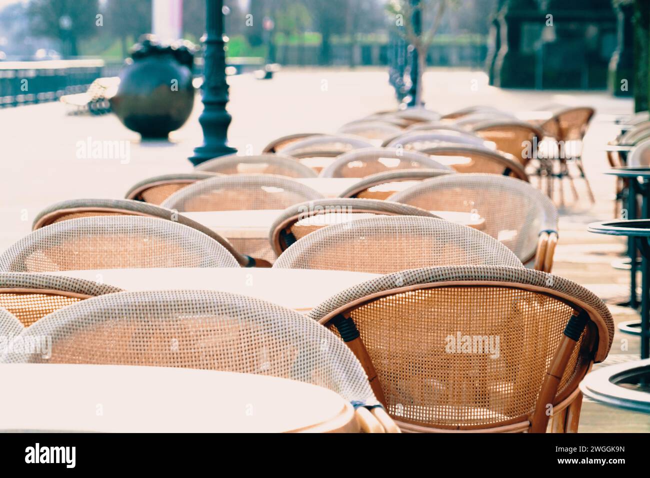 Leere Tische und Stühle in einem Straßenrestaurant in der Stadt früh am Morgen Stockfoto