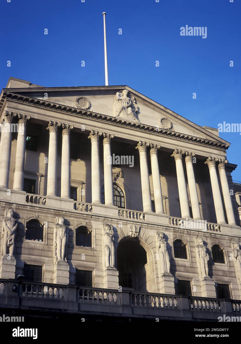 Großbritannien, London, die Fassade der 1694 gegründeten Bank of England, die zwischen den Kriegen wieder aufgebaut wurde. Stockfoto