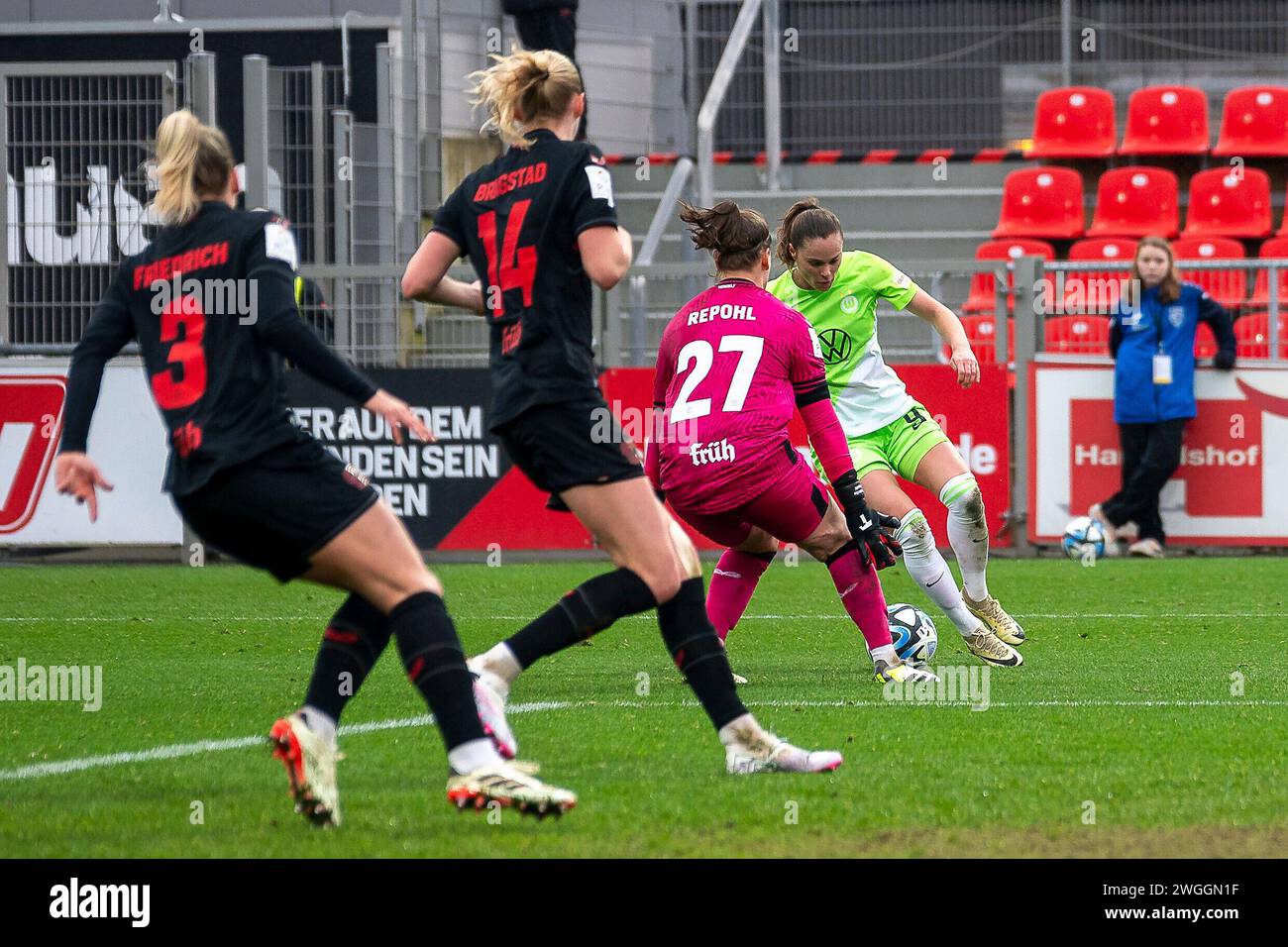 Ewa Pajor (VfL Wolfsburg, #09) versuchte an Friederike Repohl (Bayer 04 Leverkusen, #27) vorbei zu kommen. Davor Melissa Friedrich (Bayer 04 Leverkusen, #03) und Emilie Bragstad (Bayer 04 Leverkusen, #14). Fussball: Google Pixel Frauen-Bundesliga, Saison 2023/2024, 12. Spieltag, Bayer 04 Leverkusen - VfL Wolfsburg am 04.02.2024 im Ulrich-Haberland-Stadion in Leverkusen. Wichtiger Hinweis: Gemaess den Vorgaben der DFL Deutsche Fussball Liga bzw. Des DFB Deutscher Fussball-Bund ist es untersagt, in dem Stadion und/oder vom Spiel angefertigte Fotoaufnahmen in Form von Sequenzbildern und/oder Video Stockfoto