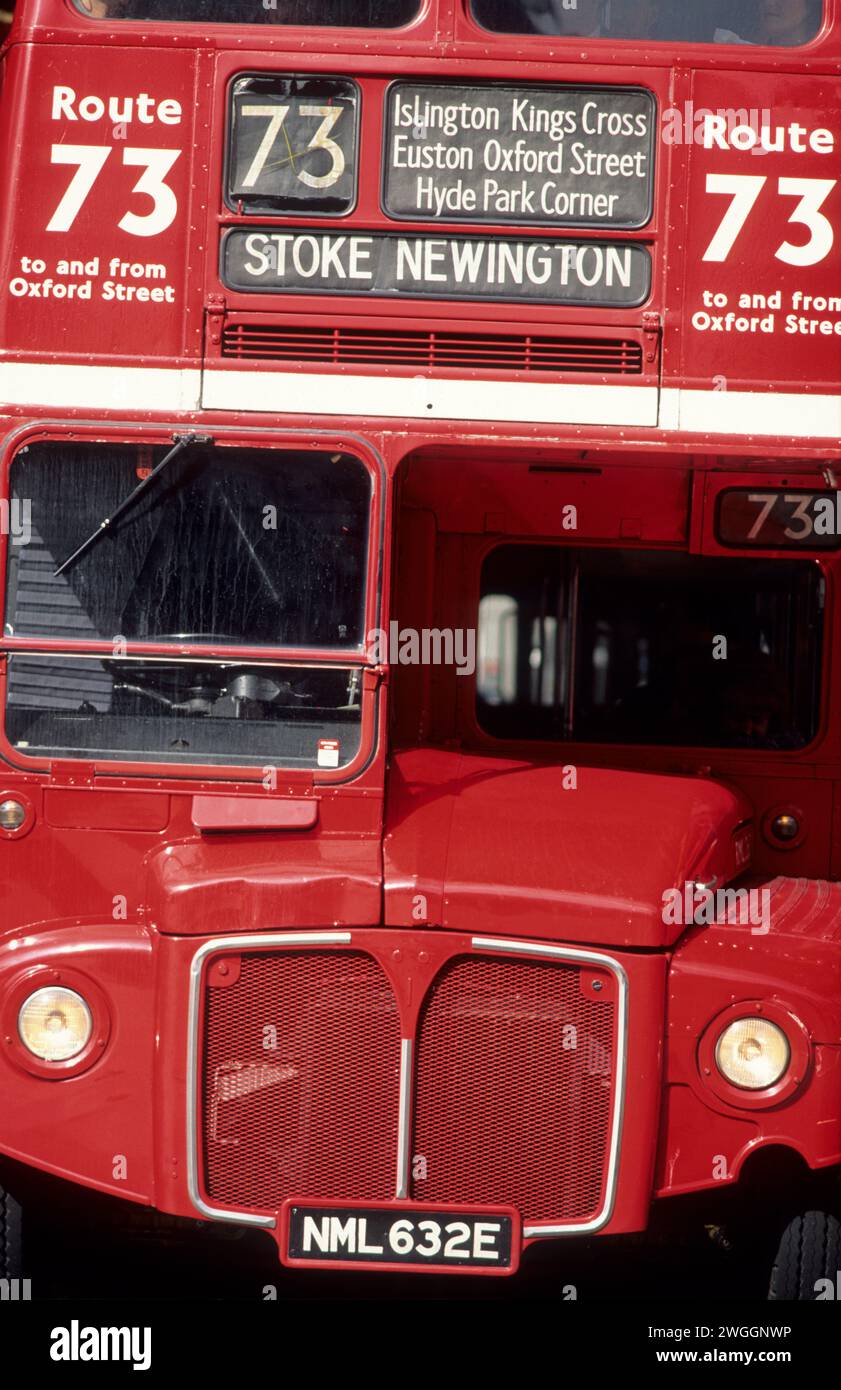 Großbritannien, London, roter Doppeldeckerbus, Nummer 73. Stockfoto