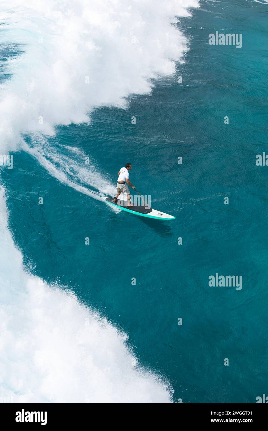 A man SUP Surfing, bei der Kuikaika Challenge in Oahu, 02.14.08 Stockfoto