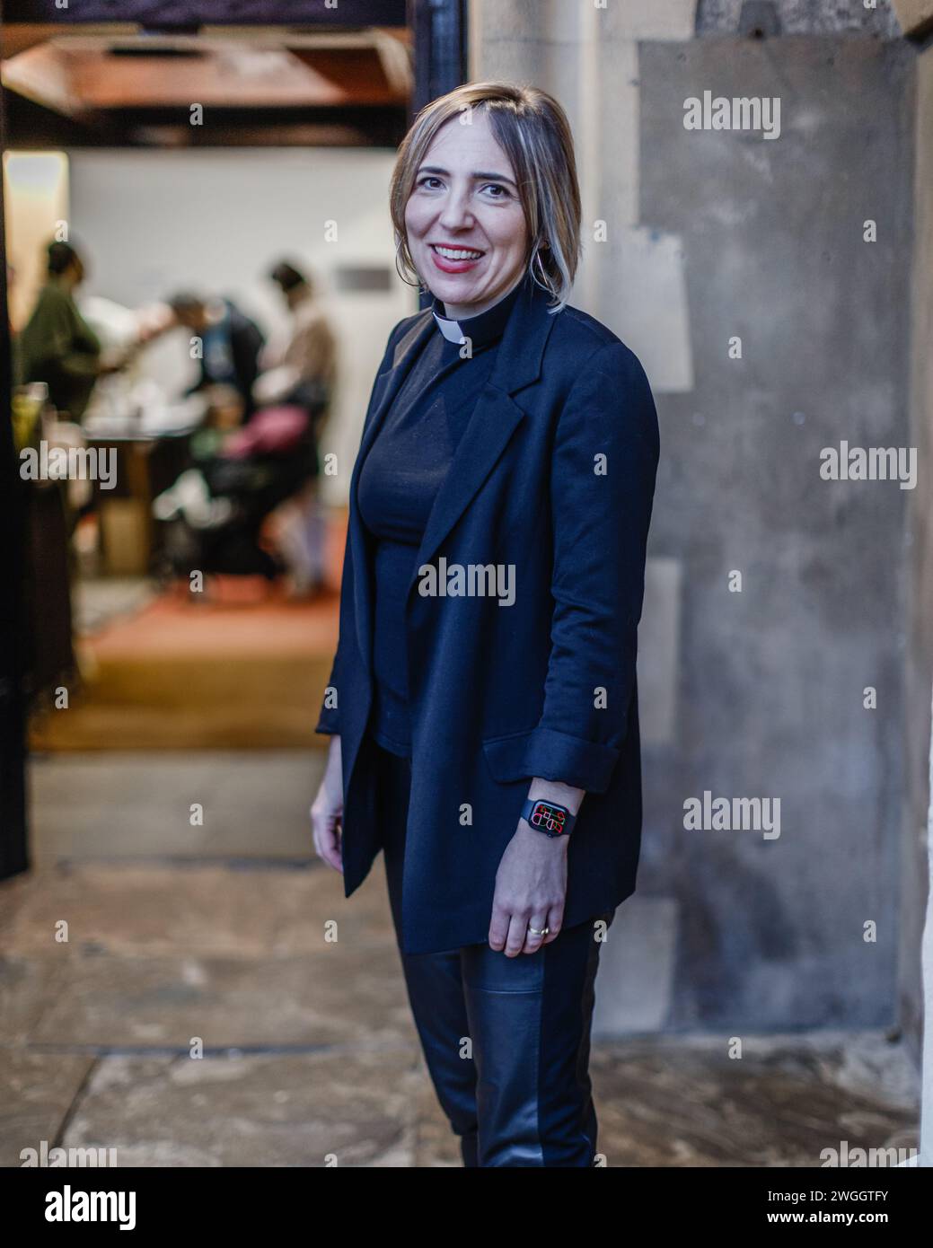 Porträt von Reverend Laura Luz bei der jährlichen Grimaldi-Gedenkfeier in Haggerston, London. Stockfoto