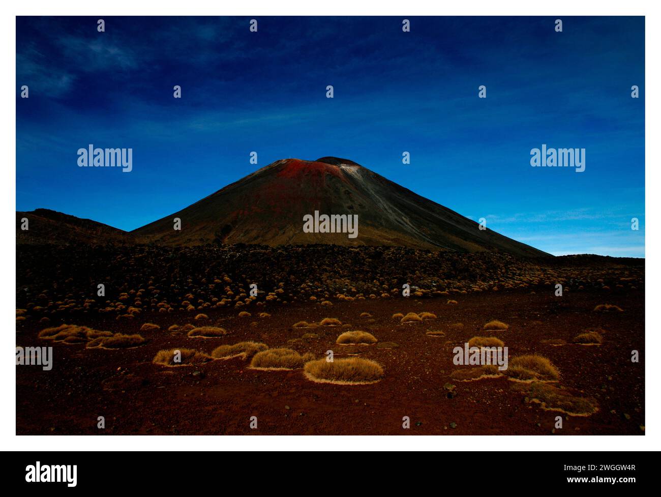 Roter Krater entlang des Mount Tongariro Crossing in Neuseeland. Stockfoto