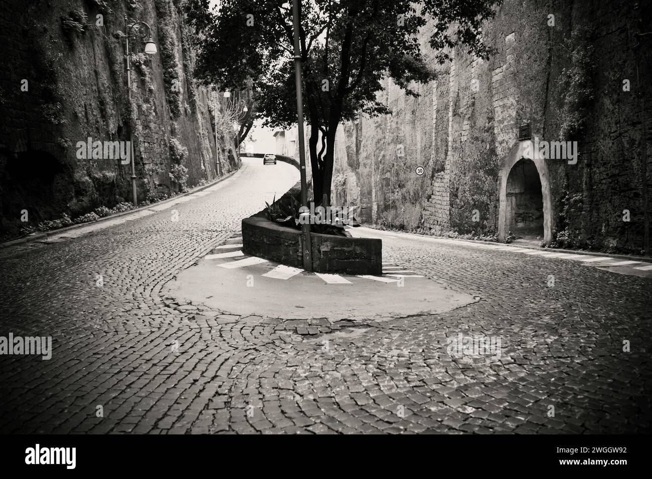 Eine verwinkelte Straße in Sorrent, Italien Stockfoto