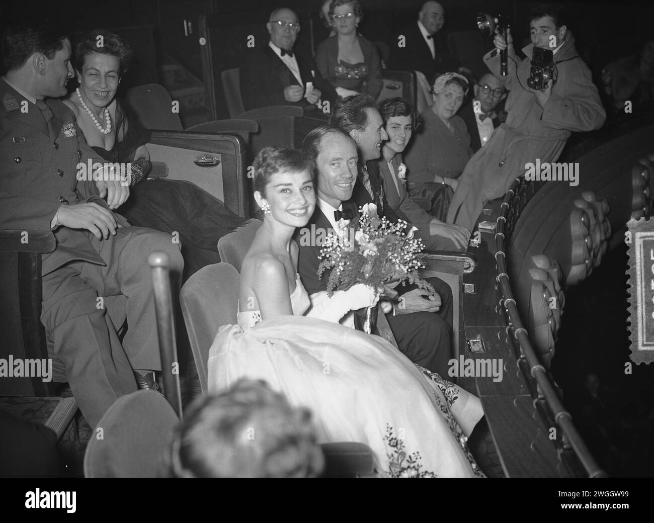 November 1955. Amsterdam, Niederlande. Audrey Hepburn und Mel Ferrer bei der Galavorführung des Films 'Sabrina' in Tuschinski in Amsterdam Stockfoto