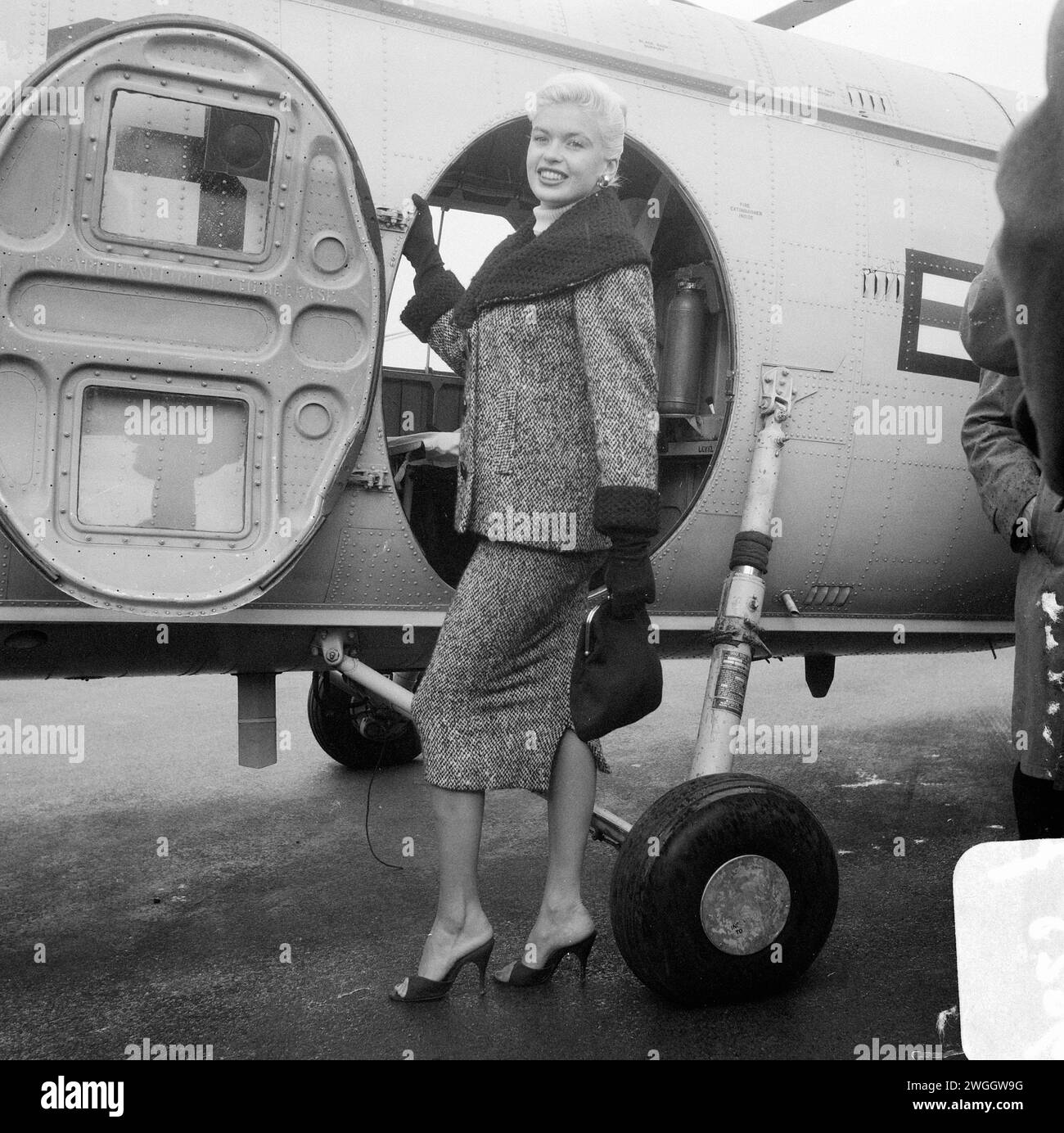 Oktober 1957. Amsterdam, Niederlande. Filmstar Jayne Mansfield fährt mit dem Hubschrauber nach Rotterdam Stockfoto
