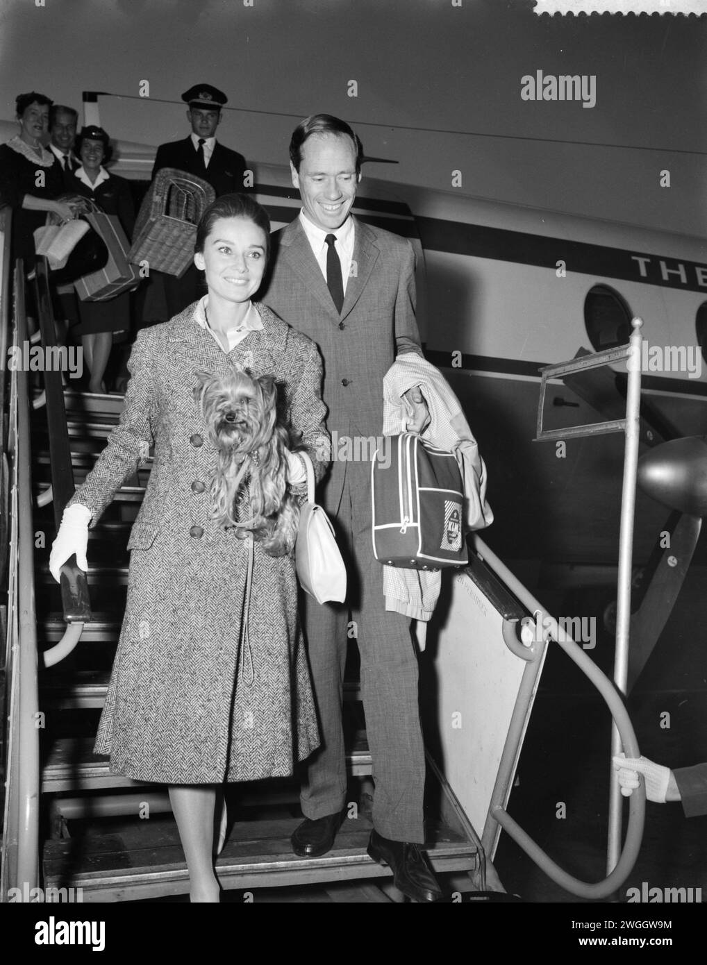 30. September 1959. Amsterdam, Niederlande. Ankunft von Audrey Hepburn und Mel Ferrer am Flughafen Schiphol. Das Paar kam in die Niederlande, um für den Film The nun's Story zu werben, in dem Audrey Hepburn die Hauptrolle spielte Stockfoto