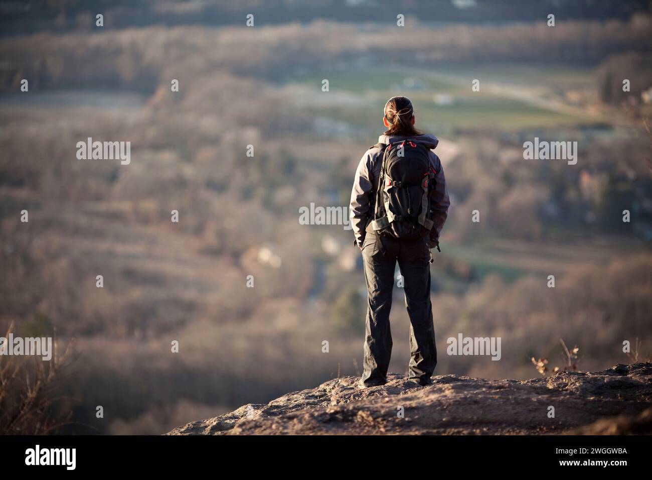 Eine junge Frau blickt über das Pioneer Valley im Westen von Massachusetts Stockfoto