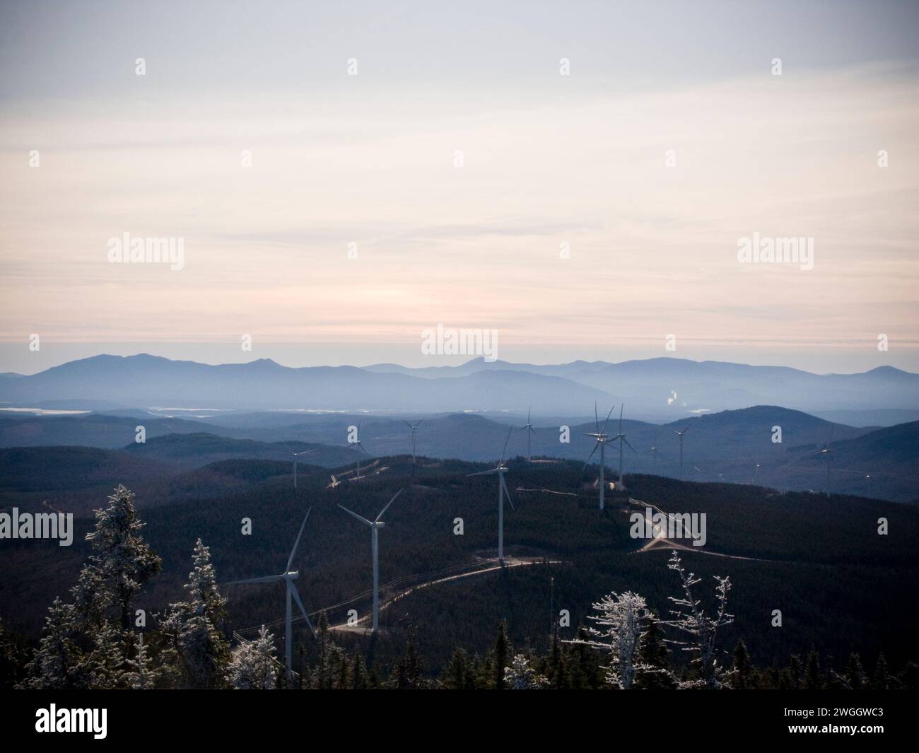 Blick auf den Kibby Windpark in den westlichen Maine Mountains. Stockfoto