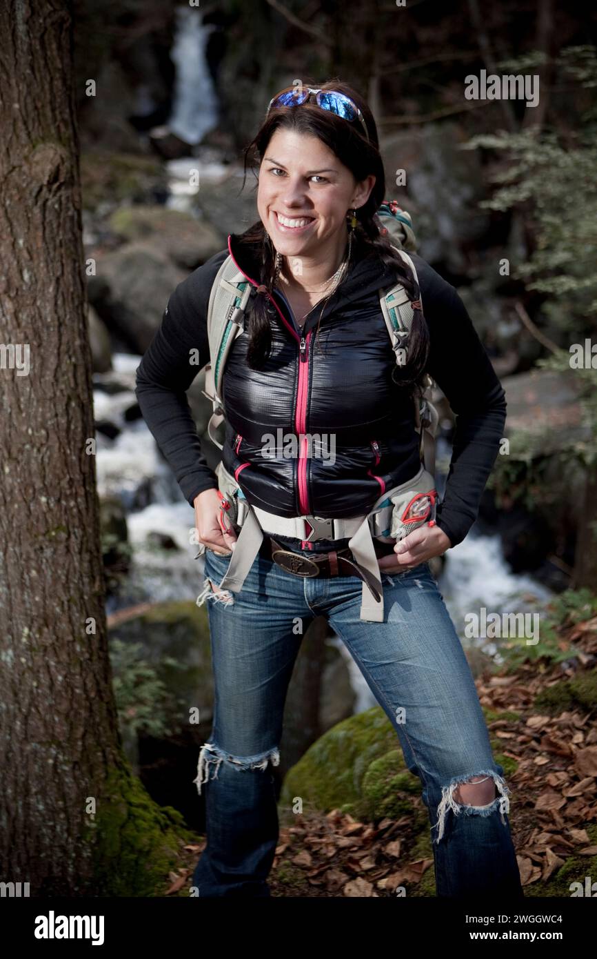 Eine junge Frau posiert für ein Porträt, während sie im Westen von Massachusetts wandert. Stockfoto