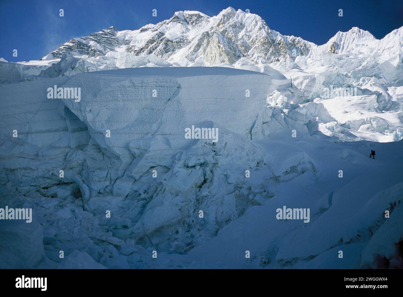 Ein Kletterer auf dem Khumbu-Eisfall. Stockfoto