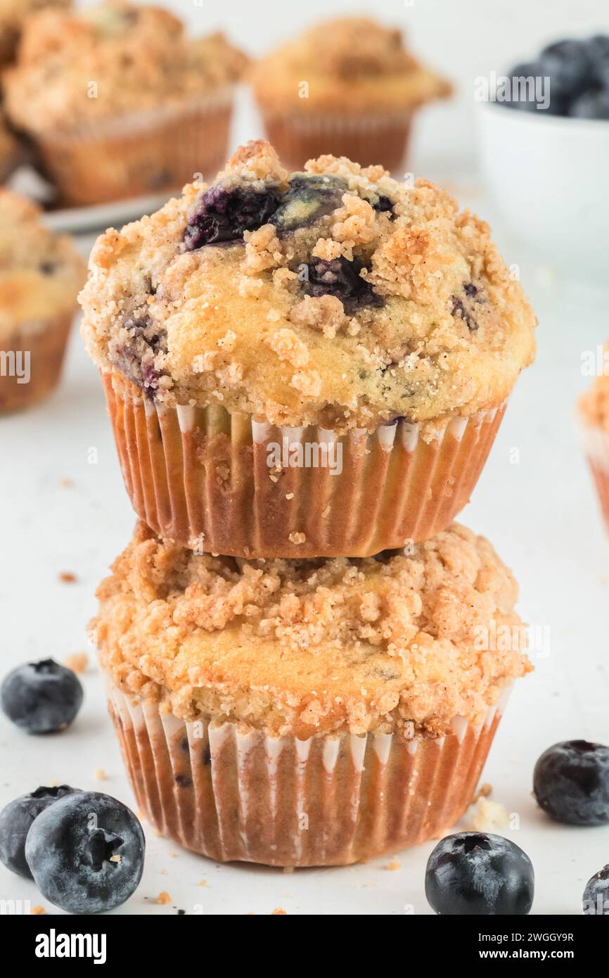 Ein doppelter Stapel Heidelbeermuffins mit Streuselauflage Stockfoto