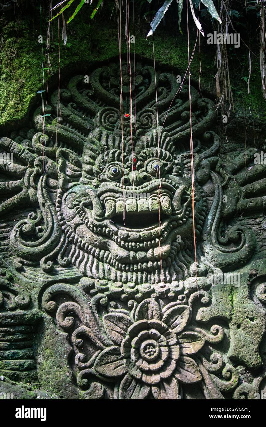 Felsschnitzerei eines balinesischen Barong, bedeckt mit Moos Stockfoto Felsschnitzerei eines balinesischen Barong, bedeckt mit Moos Stockfoto