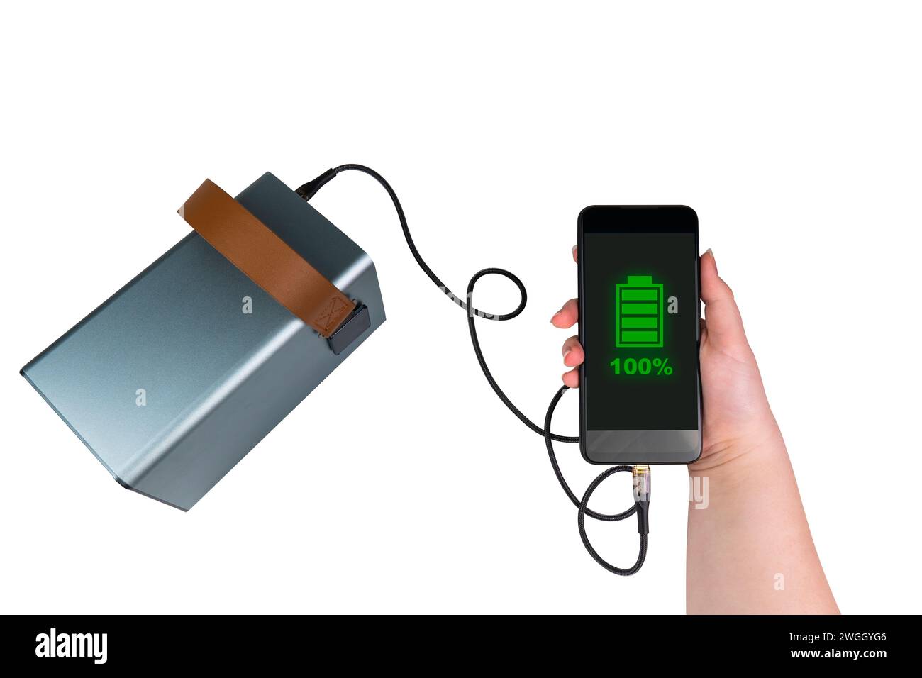 Das Smartphone in der Hand wird über ein USB-Kabel auf weißem Hintergrund von einer Powerbank aufgeladen. Auf dem Smartphone-Bildschirm wird eine grüne Anzeige von 100 % angezeigt Stockfoto