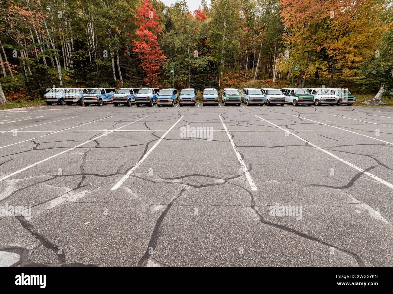 Ein großer Parkplatz mit einer Reihe von Kleinbussen in einer Reihe. Stockfoto