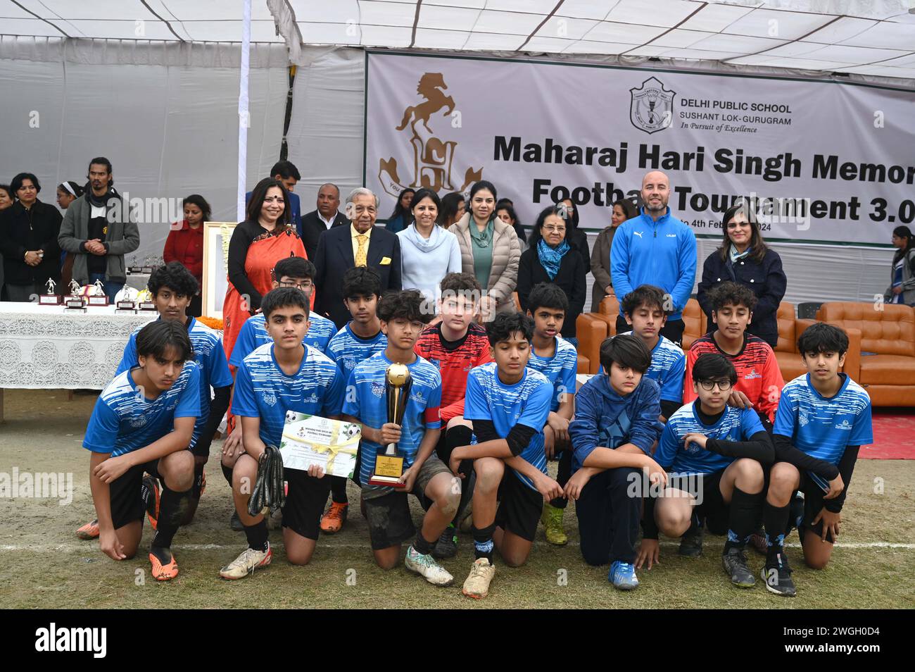 Guruugram, Indien. Februar 2024. GURUGRAM, INDIEN, 4. FEBRUAR: N K Singh, Vorsitzender der 15. Finanzkommission, überreicht die Trophäe an das zweite Team der Shiv Nadar School während des Maharaj Hari Singh Memorial Football Turniers 3,0 in DPS Sushant Lok nahe Millennium Plaza, am 4. Februar 2024 in Gurugram, Indien. (Foto: Parveen Kumar/Hindustan Times/SIPA USA) Credit: SIPA USA/Alamy Live News Stockfoto