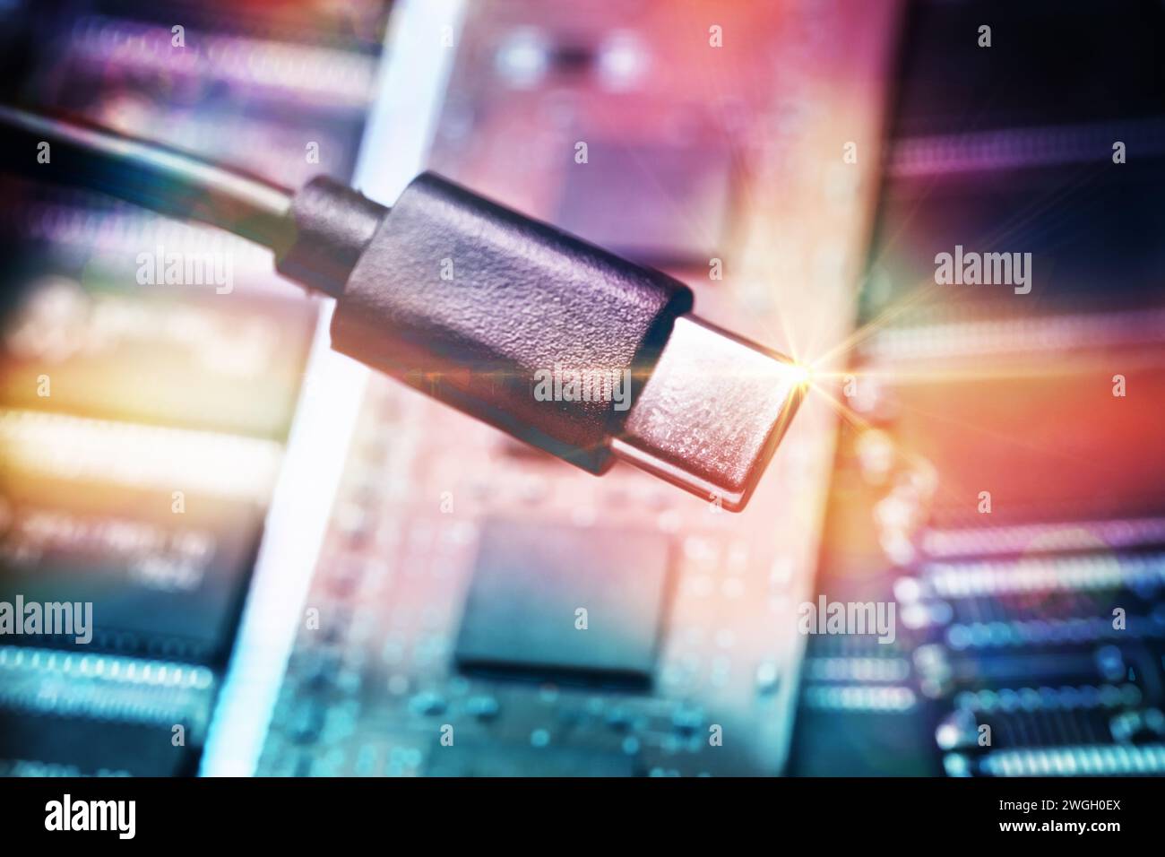 USB-C-Stecker über Computerplatinen Stockfoto