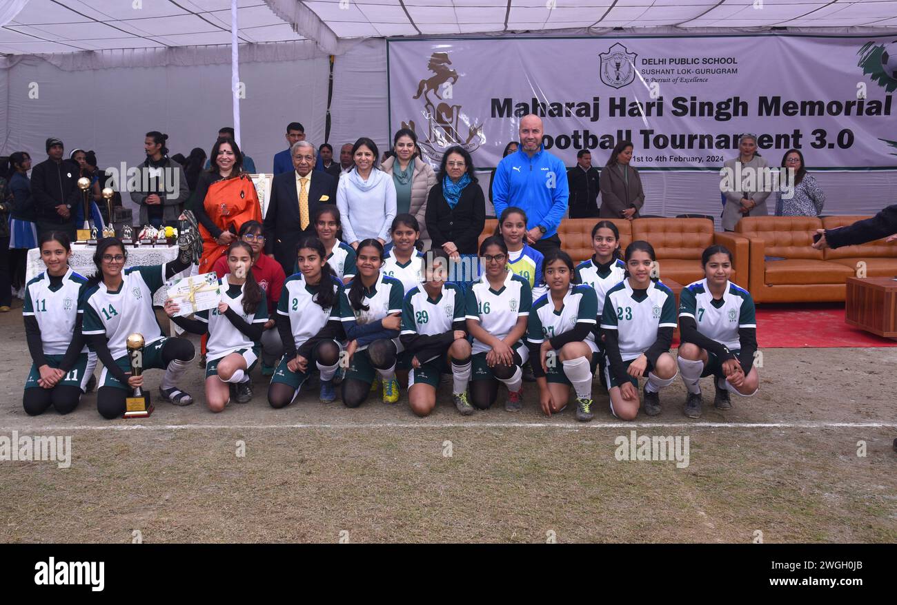 Guruugram, Indien. Februar 2024. GURUGRAM, INDIEN, 4. FEBRUAR: N K Singh, Vorsitzender der 15. Finanzkommission, überreicht die Trophäe und das Zertifikat an das DPS Sushant Lok Mädchenteam während des Maharaj Hari Singh Memorial Football Turniers 3,0 im DPS Sushant Lok nahe Millennium Plaza, am 4. Februar 2024 in Gurugram, Indien. (Foto: Parveen Kumar/Hindustan Times/SIPA USA) Credit: SIPA USA/Alamy Live News Stockfoto