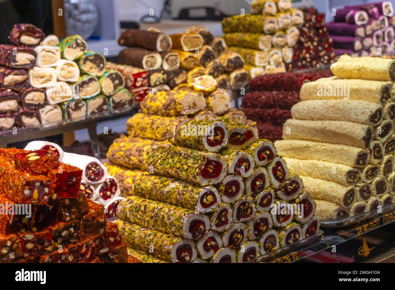 Traditionelle türkische Köstlichkeiten am Tresen aus nächster Nähe. Leckere, abwechslungsreiche türkische Süßigkeiten Stockfoto