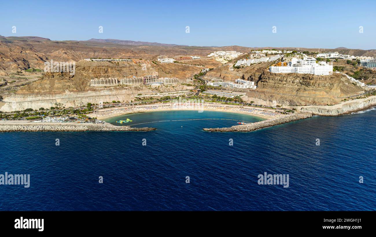 Amadores Strand, Gran Canaria, schönes ruhiges grünes blaues Meer, Drohnenfoto Stockfoto