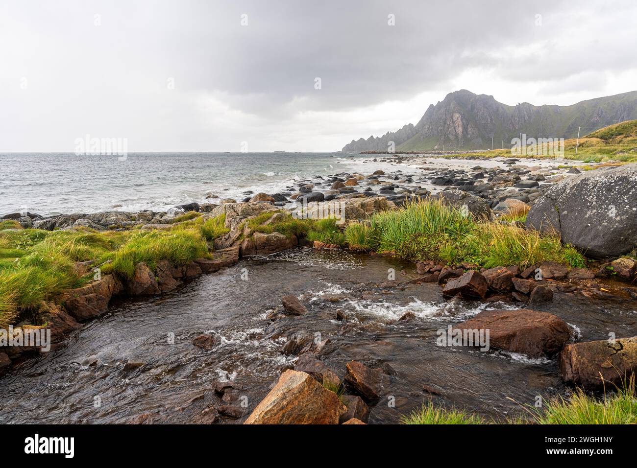 Ein malerischer Bach stürzt in eine zerklüftete Küstenlandschaft Stockfoto