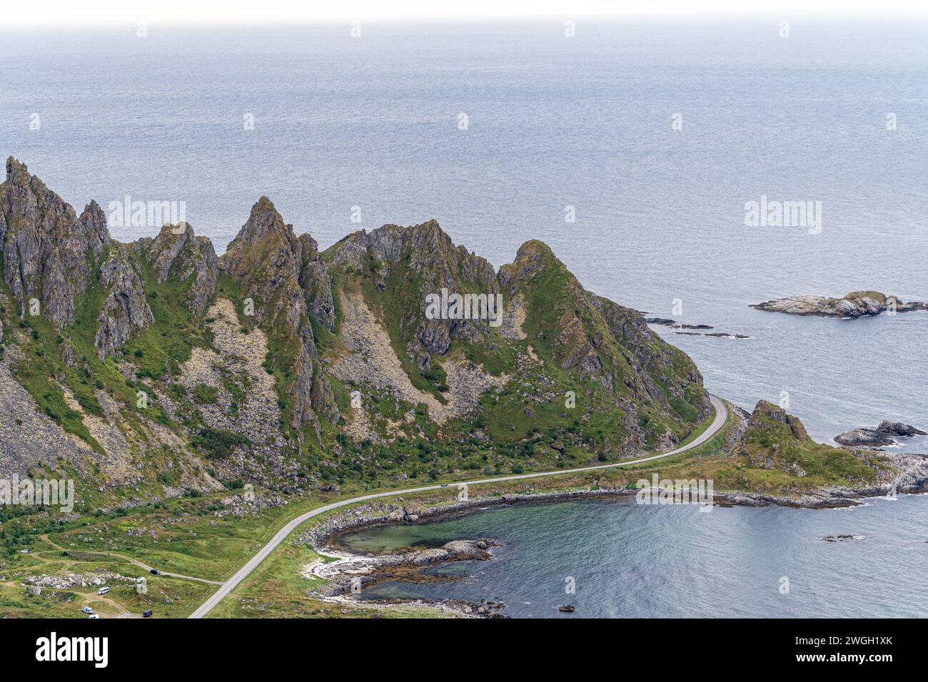 Eine malerische Straße, die nach Andenes in Andoa, Norwegen führt Stockfoto