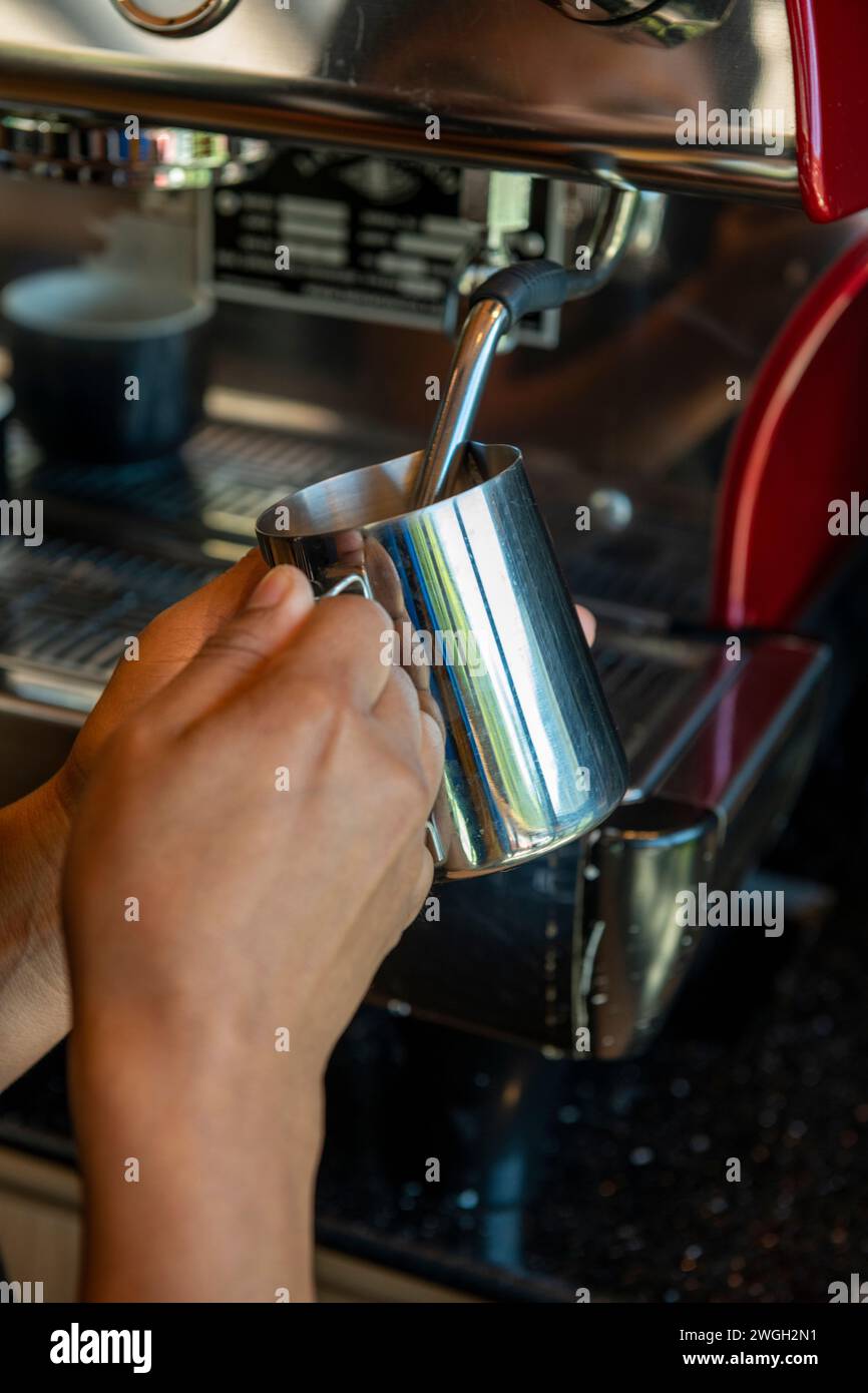 Kochen von Milch in einer Kaffeemaschine zur Zubereitung von Cappuccino in einem Café – Stockfoto Stockfoto