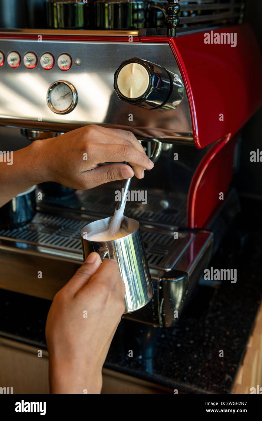 Kochen von Milch in einer Kaffeemaschine zur Zubereitung von Cappuccino in einem Café – Stockfoto Stockfoto