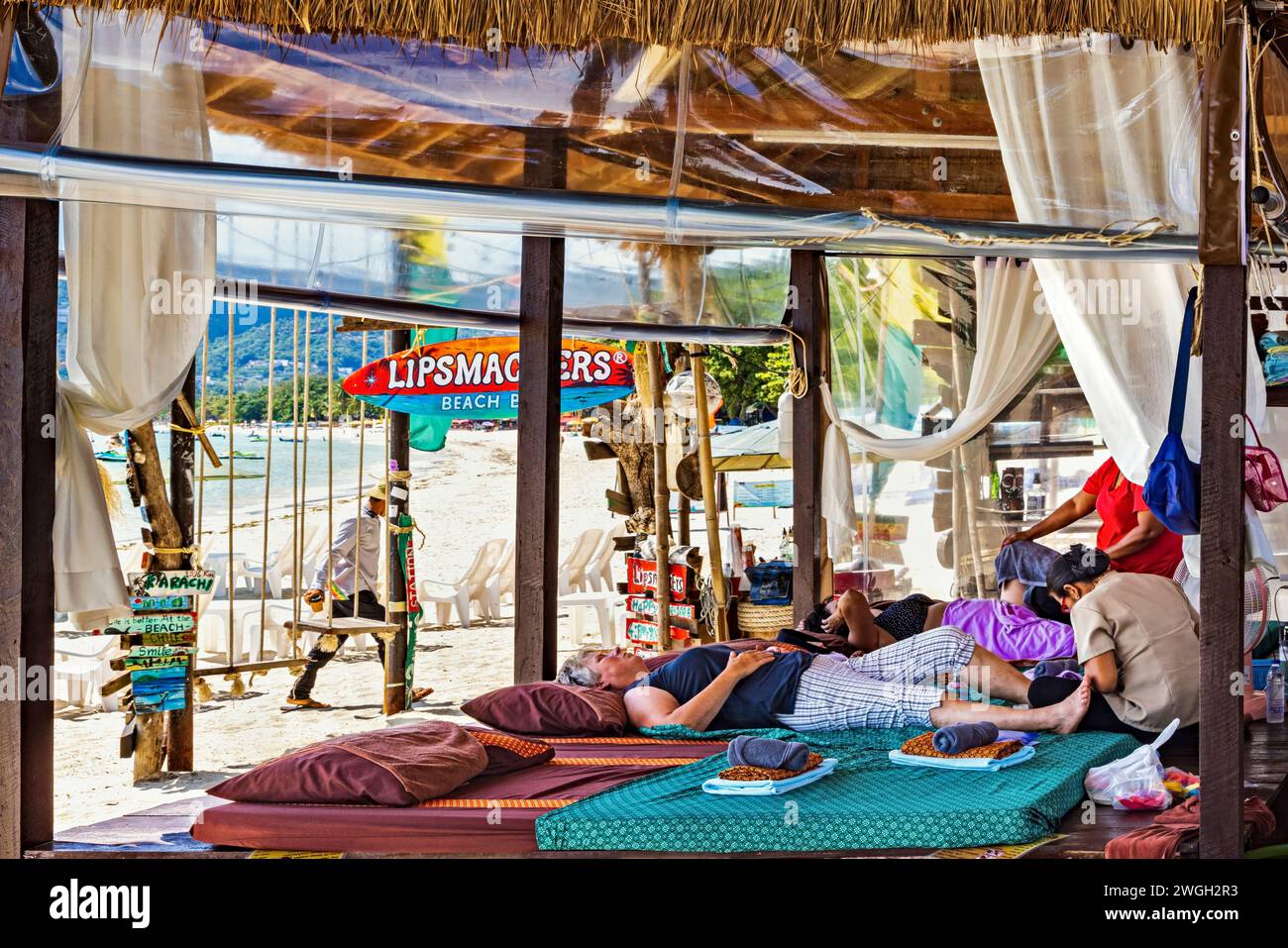 Massageliegen im Freien, Personal und Kunde, Chaweng Beach, Ko Samui, Thailand Stockfoto