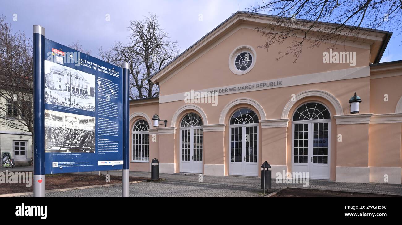 Weimar, Deutschland. Februar 2024. Das Haus der Weimarer Republik - Forum für Demokratie auf dem Weimarer Theaterplatz. Eine neue Sonderausstellung „zwei Welten – eine Republik“ widmet sich Leben und Werk der beiden deutschen Präsidenten Friedrich Ebert (1871–1925) und Paul von Hindenburg (1847–1934). Beide verkörpern die gegensätzlichen politischen Lager der ersten deutschen Demokratie und beide hatten entscheidenden Einfluss auf das Schicksal Deutschlands im 20. Jahrhundert. Quelle: Martin Schutt/dpa/Alamy Live News Stockfoto