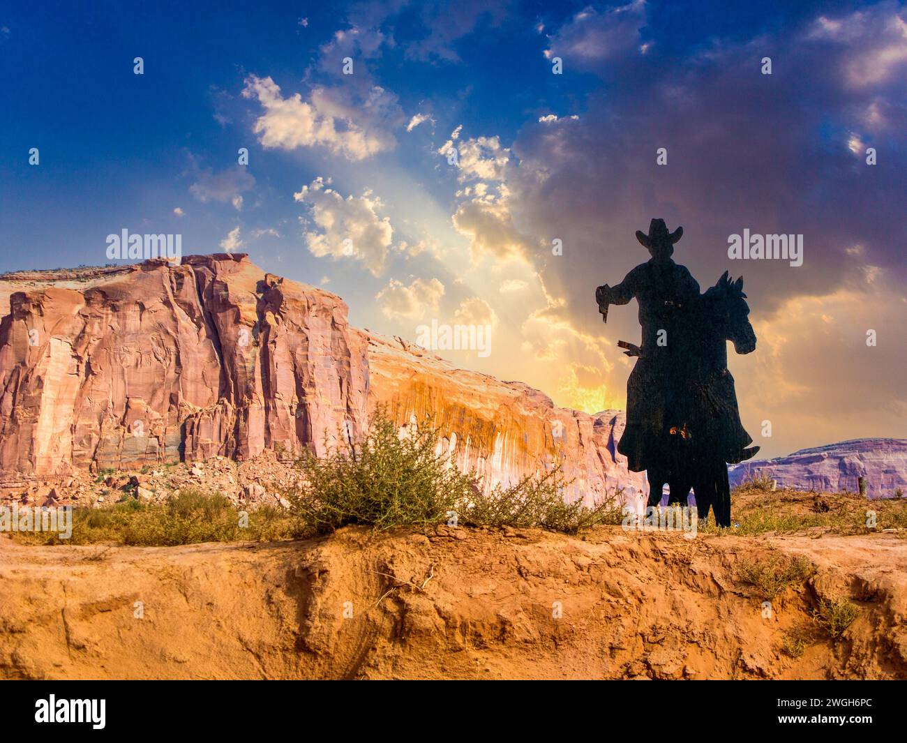 Cowboy-Silhouette am John Fords Point im Monument Valley unter blauem Himmel Stockfoto