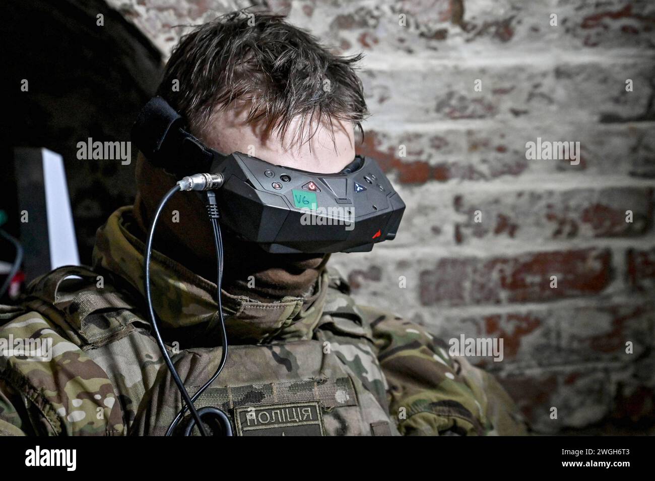 ZAPORIZHZHIA REGION, UKRAINE - 27. JANUAR 2024 - Ein Mitglied einer Polizeieinheit von FPV-Piloten trägt eine Schutzbrille, Region Zaporischzhia, Südostukraine. Stockfoto