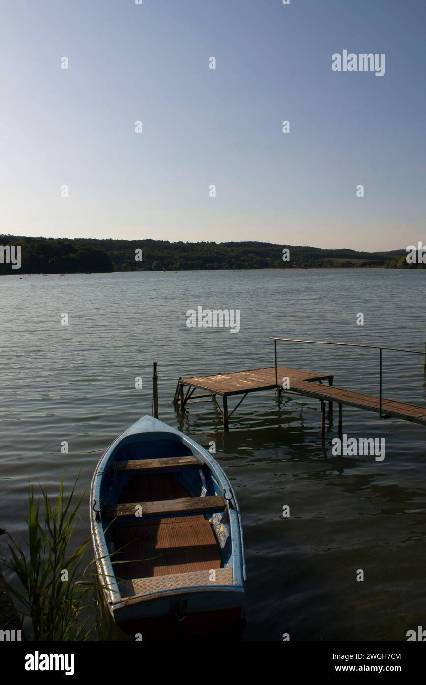 Boot am Nachmittag am Orfű-See in Ungarn. Stockfoto