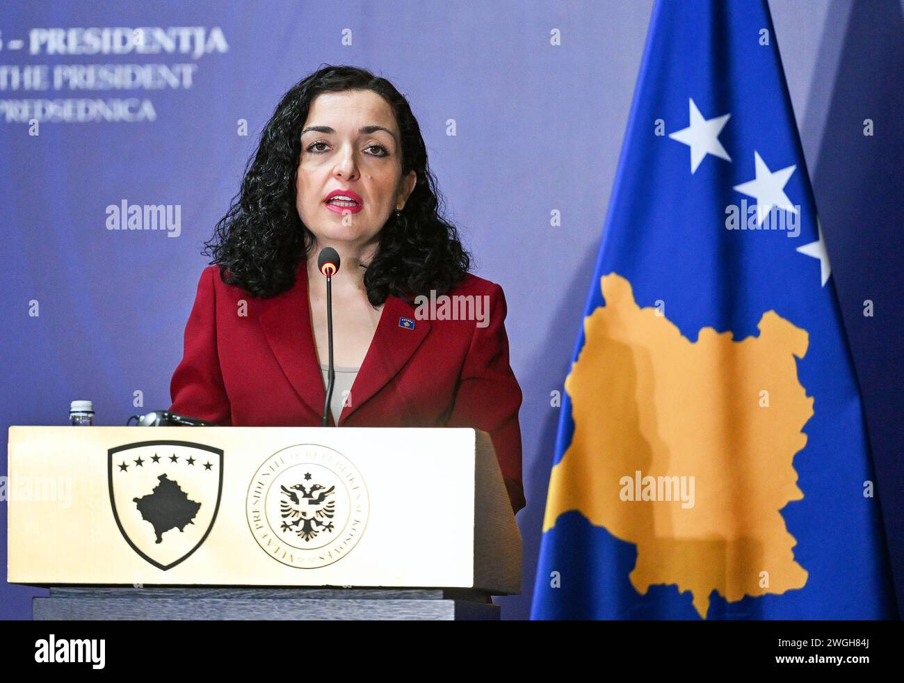 Pristina, Kosovo. Februar 2024. Vjosa Osmani, Präsident der Republik Kosovo, spricht nach Gesprächen mit dem deutschen Verteidigungsminister Pistorius während einer gemeinsamen Pressekonferenz. Verteidigungsminister Pistorius führt während seiner mehrtägigen Reise auf den Balkan Gespräche mit Regierungsvertretern und deutschen Soldaten der NATO-Schutztruppe KFOR in Pristina. Quelle: Soeren Stache/dpa/Alamy Live News Stockfoto