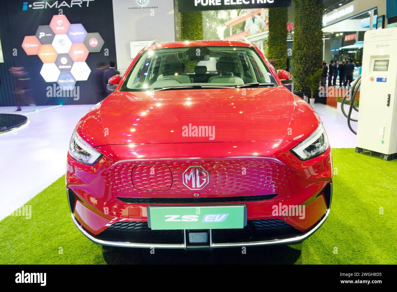 New Delhi - 1. Februar 2024: Das Auto MG ZS EV wird auf der Bharat Mobility Global Expo 2024 in New Delhi in Indien gezeigt. Stockfoto