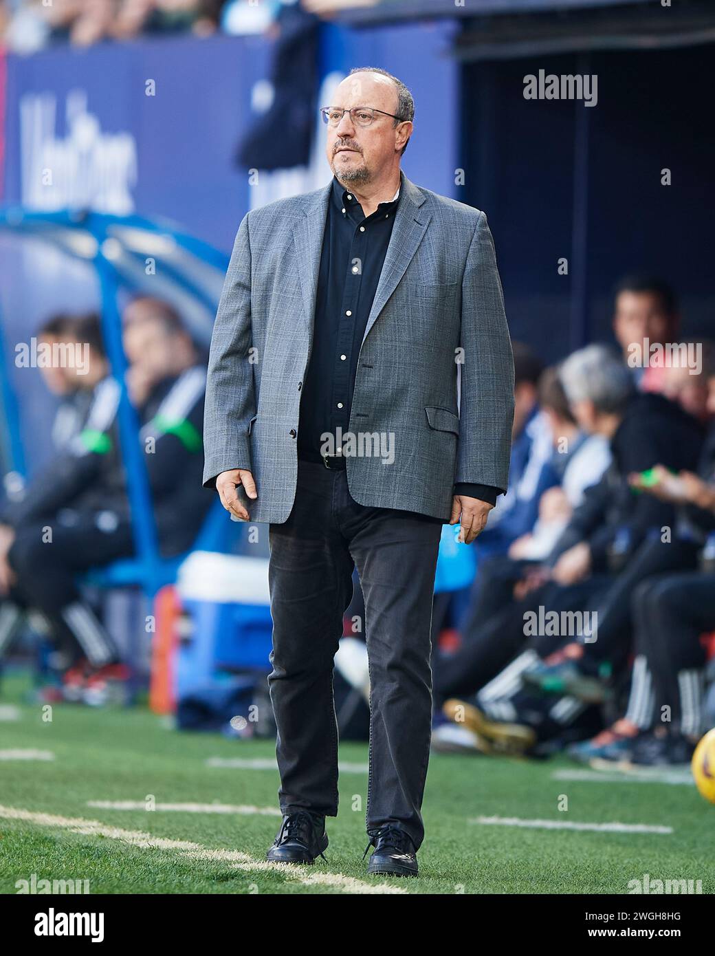 RC Celta Head Coach Rafa Benitez sieht sich beim LaLiga EA Sports Spiel zwischen CA Osasuna und RC Celta am 4. Februar 2024 im El Sadar Stadium an Stockfoto