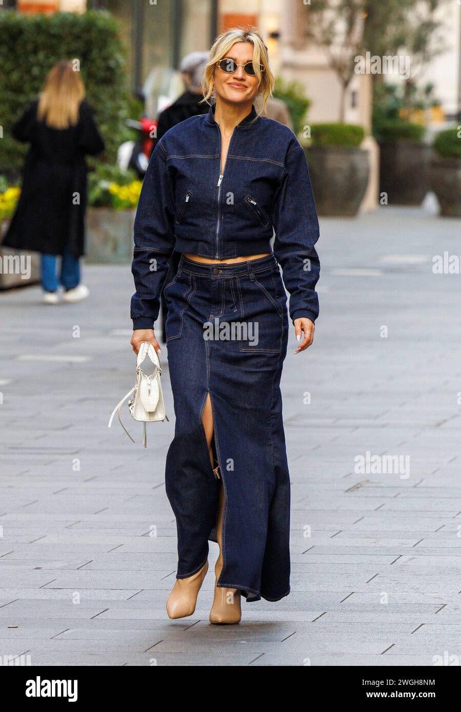 Lomndon, Großbritannien. Februar 2024. Ashley Roberts, Showbiz-Korrespondentin des National Heart Breakfast, verlässt Global Radio Credit: Karl Black/Alamy Live News Stockfoto