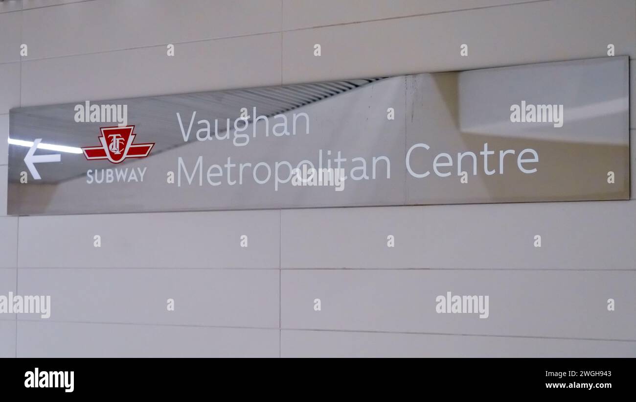 TTC-Schild oder -Logo mit Text „Vaughan Metropolitan Centre“. Fliesenwand in einem Flur der U-Bahn-Station. Stockfoto