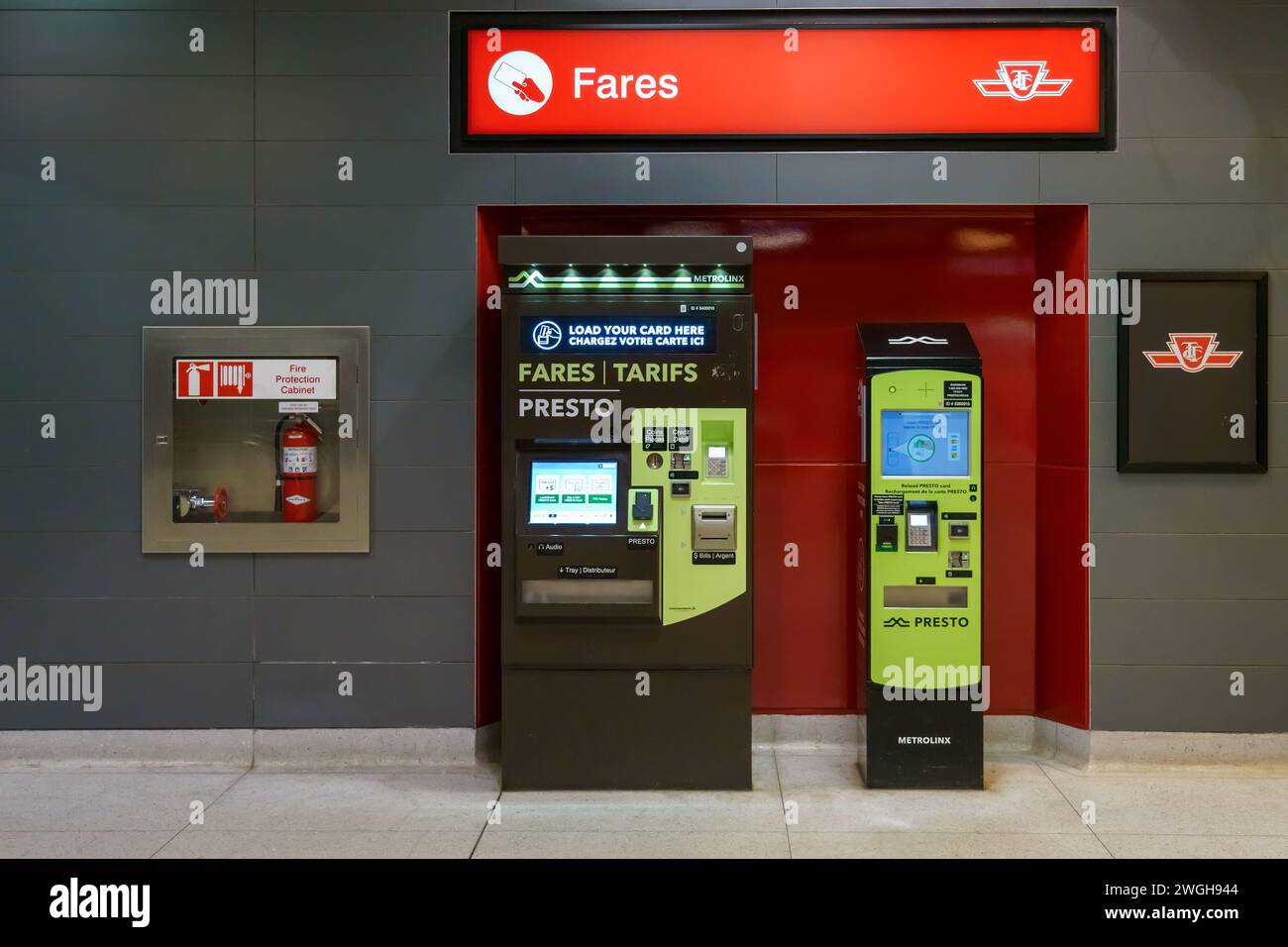 Presto Fare Lademaschinen im Vaughan Metropolitan Centre. Das Gebäude ist eine TTC-U-Bahn-Station. Stockfoto