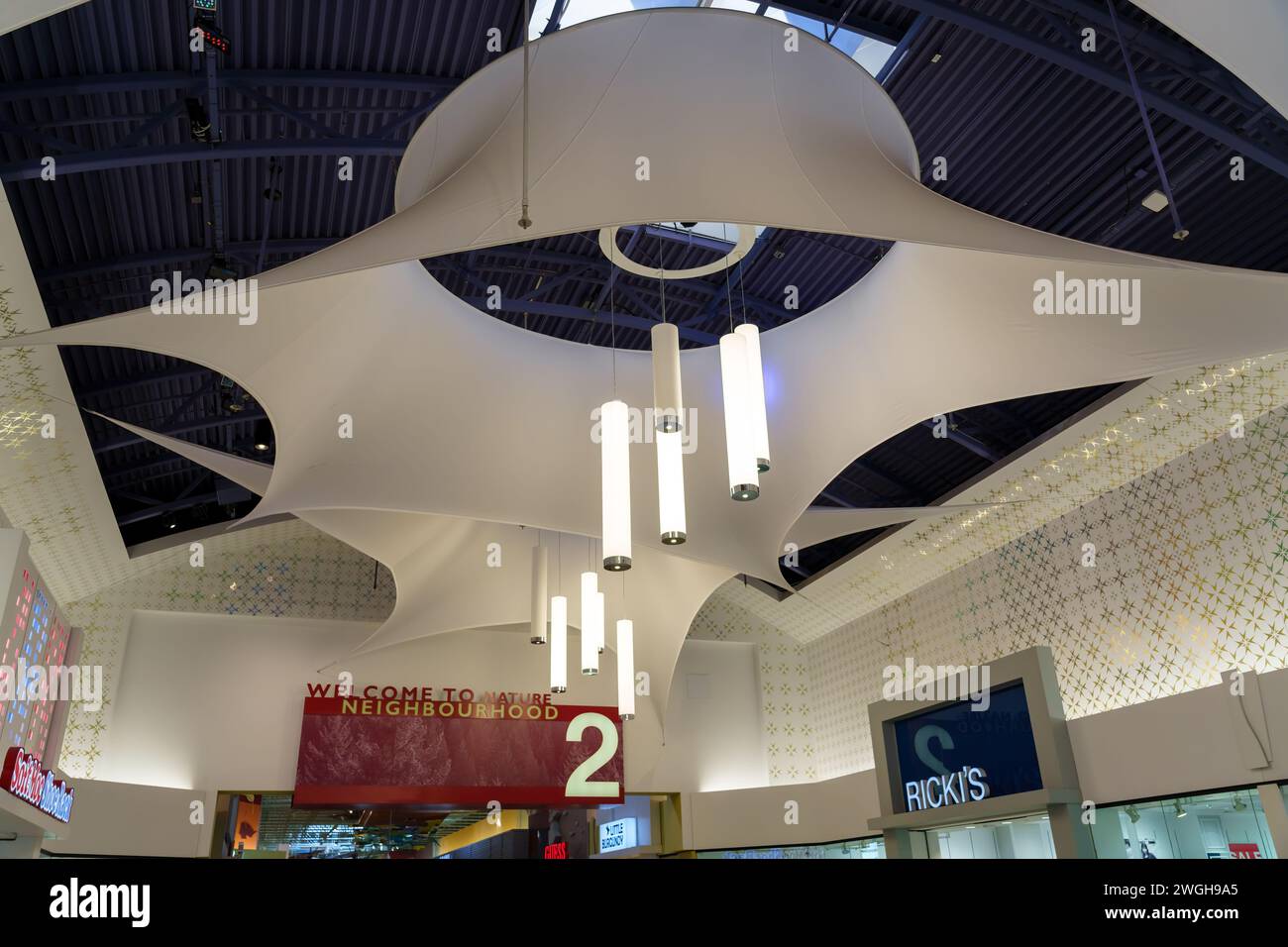 Abstrakte Dekoration und Deckenlampen in der Architektur des Einkaufszentrums Vaughan Mills. Stockfoto