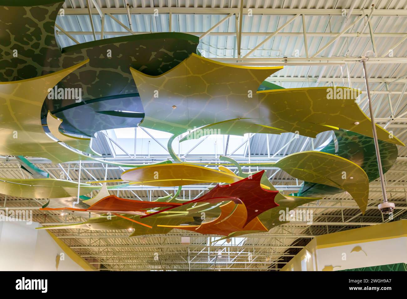 Abstrakte, vielfältige Formen schmücken die Decke des Einkaufszentrums Vaughan Mills. Flachwinkelansicht. Stockfoto