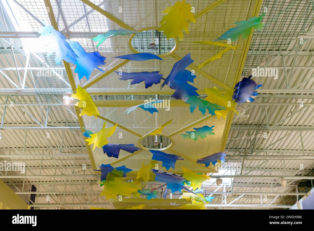 Dekoration in blauen und gelben Formen. Die Kunstinstallation ziert die Decke des Einkaufszentrums Vaughan Mills. Stockfoto